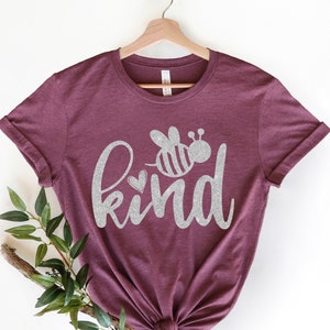 Be Kind Shirt,Graphic Tees für Frauen,Lehrer Geschenke,Be Kind Geschenk,Güte Shirt,Frauen Regenbogen Frühling Bekleidung,Motivation Outfits,Happy Tee