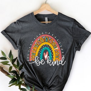 Be Kind Shirt,Graphic Tees für Frauen,Lehrer Geschenke,Be Kind Geschenk,Güte T Shirt,Frauen Regenbogen Frühling Bekleidung,Motivation Outfits,Happy Tee
