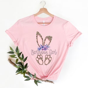 K&ouml;nnte beinhalten: Rosa T-Shirt mit einem Design aus Leopardenmuster-Hasenohren und dem Text "Birthday Girl".