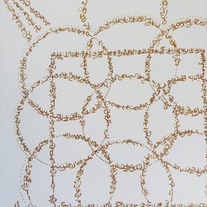 Puede incluir: Una superficie rectangular blanca con un patr&oacute;n complejo dibujado a mano en tinta dorada met&aacute;lica. El dise&ntilde;o consiste en contornos geom&eacute;tricos circulares y cuadrados superpuestos formados por una intrincada escritura caligr&aacute;fica fluida.