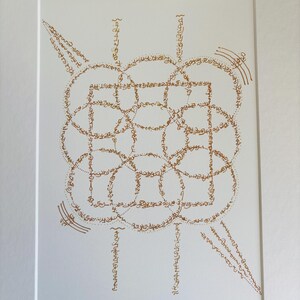 Op de afbeelding: Een witte rechthoekige print met een centraal geometrisch ontwerp van overlappende cirkels en vierkanten, omlijnd met metallic gouden inkt. De lijnen zijn gevormd door ingewikkelde, vloeiende schrifttekens en lineaire accenten.