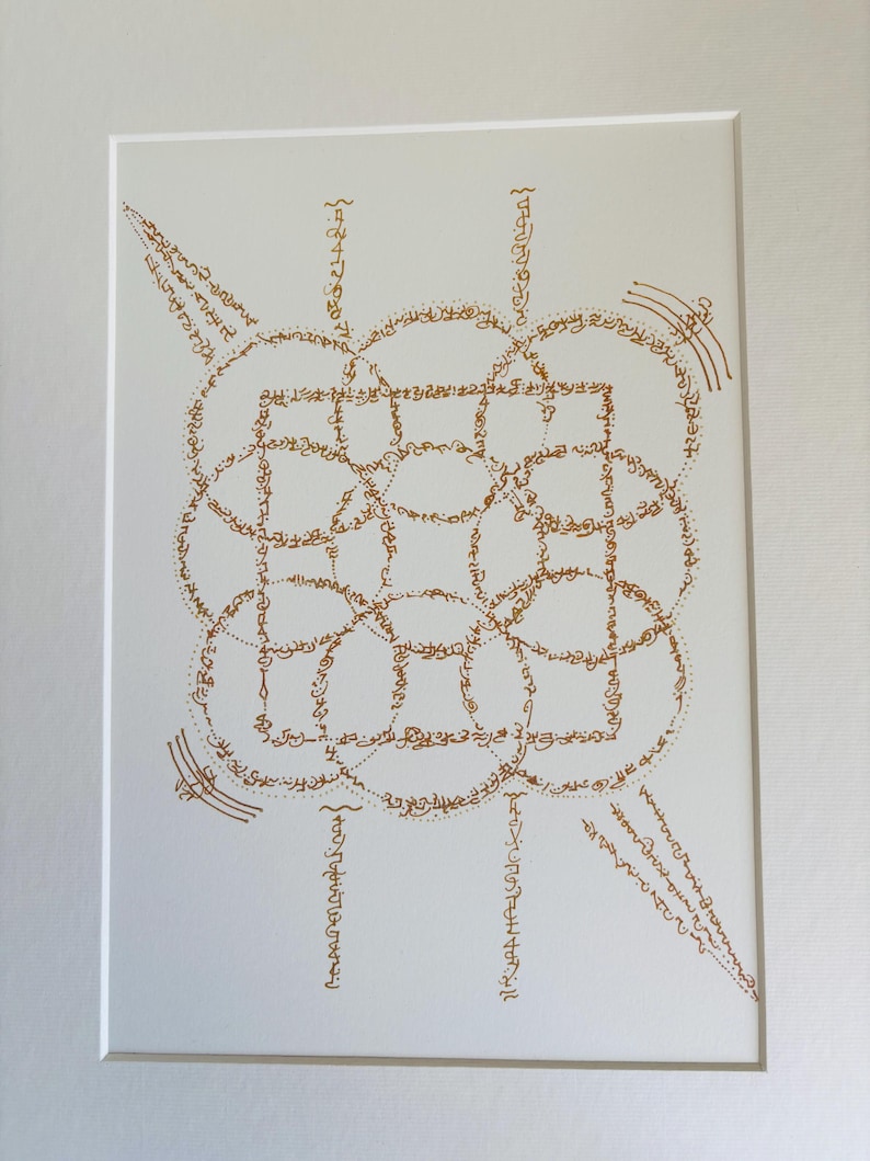 Puede incluir: Una impresi&oacute;n rectangular blanca con un dise&ntilde;o geom&eacute;trico central compuesto por c&iacute;rculos y cuadrados superpuestos delineados en tinta dorada met&aacute;lica. Las l&iacute;neas est&aacute;n formadas por intrincados caracteres de escritura fluida.