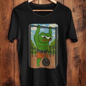 Apu Apustaja Swole Pepe Der Frosch Gewichtete Klimmzüge Fren Fitness Meme Muskeln Lustig Gym Kultur Outdoor Calisthenics & Humor Grafik Tees