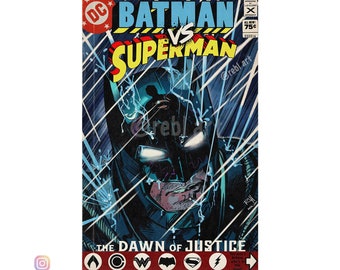 Può includere: Una copertina di fumetto con Batman e Superman in uno scontro drammatico. L'illustrazione della copertina ritrae Batman in primo piano, con la pioggia che cade intorno a lui. Il titolo recita "Batman vs Superman: The Dawn of Justice".