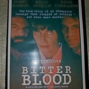 Può includere: Una custodia per videocassetta VHS per il film "Bitter Blood" con Harry Hamlin, Kelly McGillis e Keith Carradine. La custodia presenta un primo piano di Kelly McGillis con Harry Hamlin e Keith Carradine ai lati di lei. Il testo sulla custodia recita "The true story of an obsessive revenge that stopped at nothing - not even mass murder!" e "Bitter Blood" con lo slogan "Based on the best-selling book Bitter Revenge."