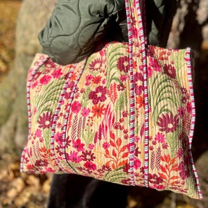 oversized tote bag in floral wild flower print.
Gym bag or baby bag carrier.