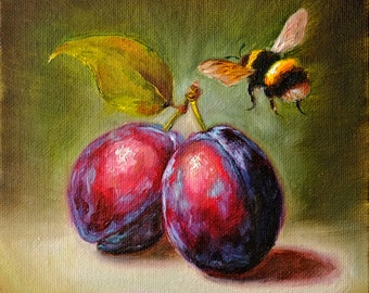 Peinture prune, peinture originale de bourdon, nature morte de fruits, peinture à l'huile, oeuvre d'abeille de 15,2 cm sur 15,8 cm par Zhanna Vitkovska