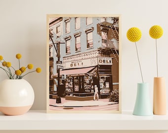 Könnte beinhalten: Ein gerahmter Druck einer Vintage-Illustration einer New Yorker Straßenszene mit einem braunen Backsteingebäude und einem Feinkostladen namens "Brooklyn Heights Deli".