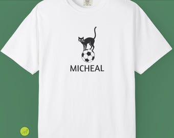Grappig gepersonaliseerd T-shirt zwarte kat op voetbal | Minimalistisch T-shirt met aangepaste naam