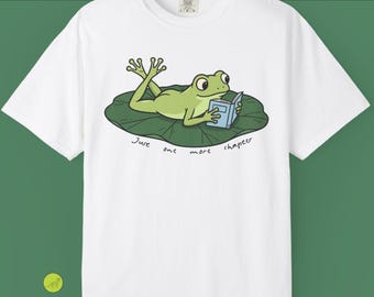 Frog Reading T-Shirt: Cozy Novelist Illustration, Bookworm Gift Tee