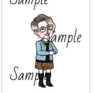 Könnte beinhalten: Eine Cartoon-Illustration einer Person mit kurzen blonden Haaren, die eine blaue Jeansjacke, ein schwarzes Hemd, einen Leopardenrock und schwarze Stiefel trägt. Die Person lächelt und hat die Arme verschränkt.