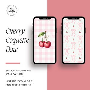 Op de afbeelding: Twee telefoonachtergronden met een kersen-coquette-boogtje-thema. Eén achtergrond heeft een roze en wit ruitjespatroon met twee rode kersen en een roze strik. De andere achtergrond heeft een witte achtergrond met een herhalend patroon van roze strikken en rode kersen.