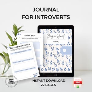 Op de afbeelding: Een digitale download van een dagboek voor introverte mensen met een blauw en wit bloemenpatroon. De omslag van het dagboek zegt "Being an Introvert Journal". Het dagboek heeft 22 pagina's en bevat prompts voor copingstappen en zelf-kalmerende vaardigheden.