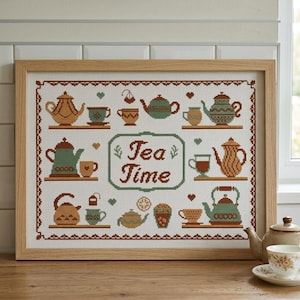 Może przedstawiać: Oprawiony haft krzyżykowy z napisem "Tea Time" pośrodku, otoczony różnymi ilustrowanymi imbrykami, filiżankami i torebkami herbaty w odcieniach brązu, zieleni i kremu, zamknięty w dekoracyjnej brązowej ramce.