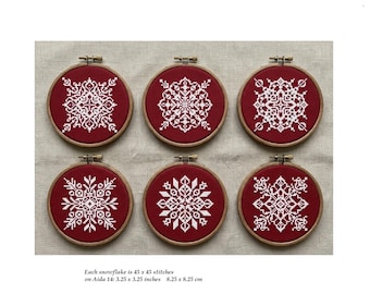 Patrón de punto de cruz de copo de nieve: Diseños de adornos navideños (Descarga en PDF)