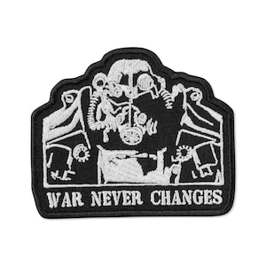 以下が含まれることがあります： 黒と白の刺繍パッチ。ガスマスクやその他の機器の詳細なイラストが描かれています。「WAR NEVER CHANGES」の文字がパッチの下部に白文字で表示されています。