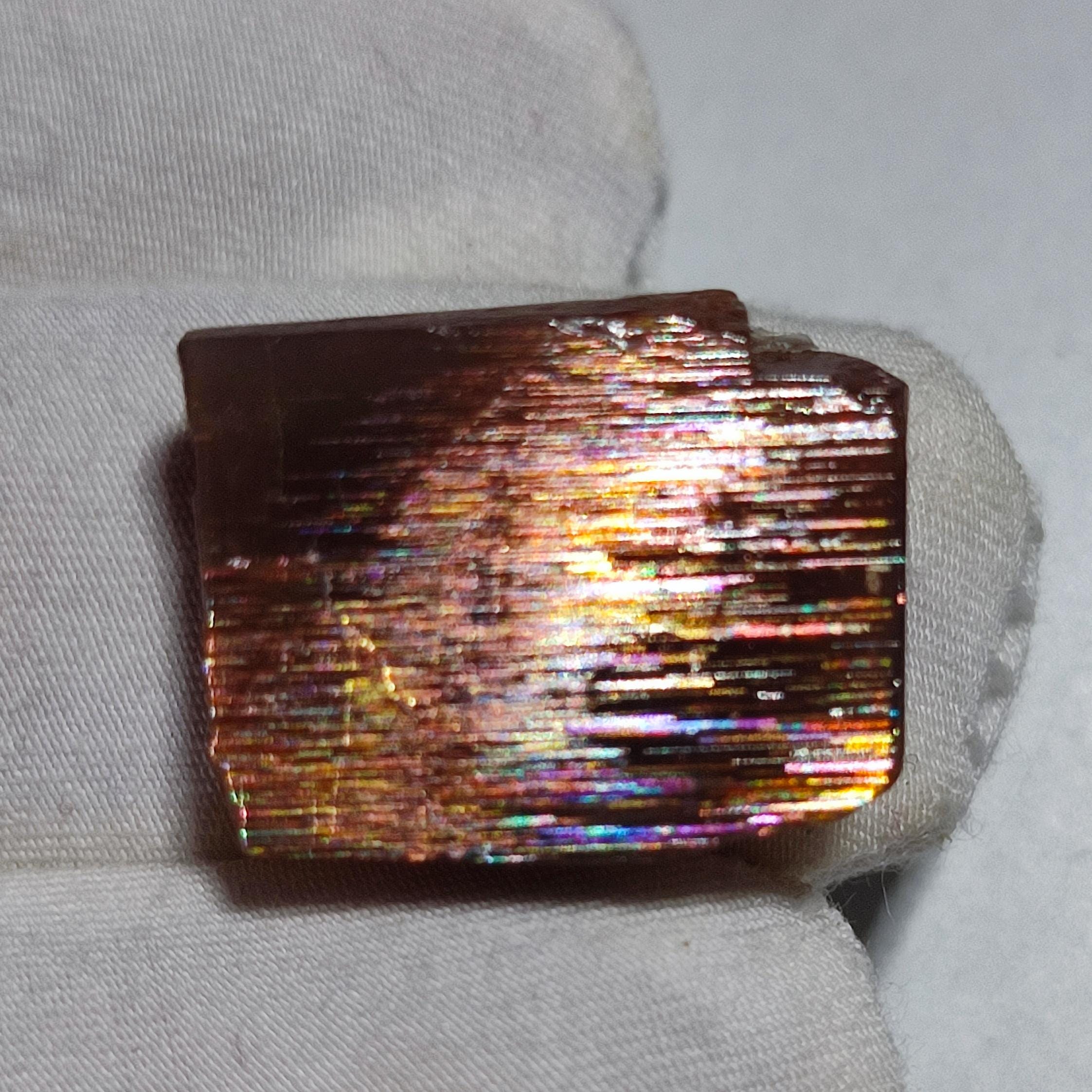 タンザニア産レインボーラティスサンストーン　原石　約257カラット オーストラリア産レインボーラティスサンストーン 0.879ctルース