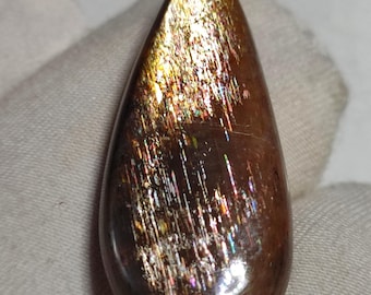 Cabochon di pietra del sole naturale a reticolo arcobaleno dalla Tanzania // Dimensioni = 28×12×7 // Peso = 13 carati //