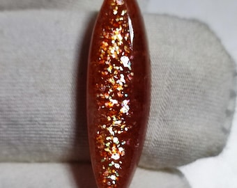 Cabochon di pietra del sole Rainbow Confetti proveniente dalla Tanzania (27x7x6 mm, 9 carati)