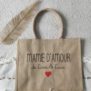 May include: A brown jute tote bag with the text "Mamie d'amour de Lina & Luis" and a red heart.