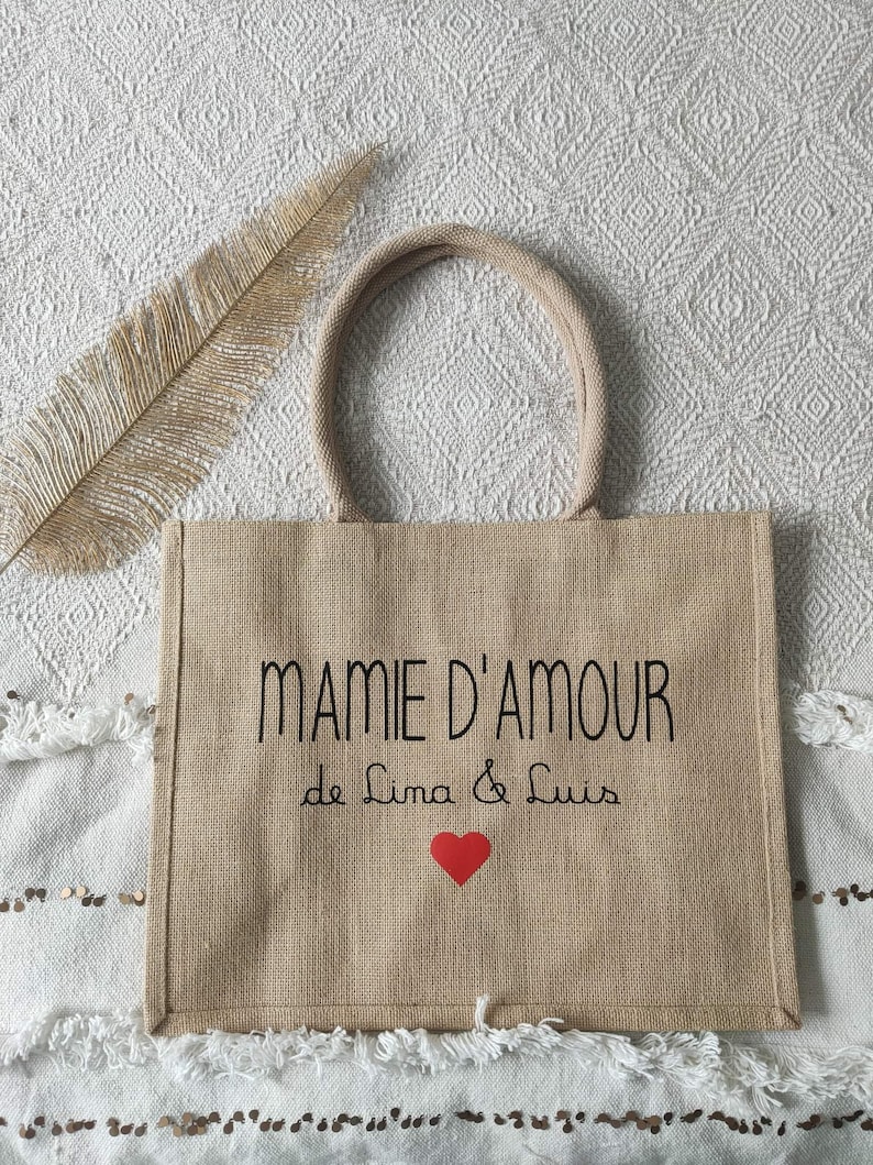 May include: A brown jute tote bag with the text "Mamie d'amour de Lina & Luis" and a red heart.