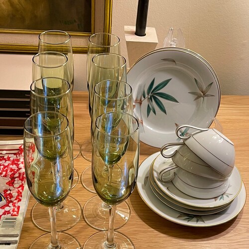 Vintage SET OF 7 Tall Green Champagne Flute Glasses Green shops Bowl and Clear Stem Height 9 inches Tall Dinner Parties,Hosting,Wine Glasses