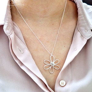 Collar de flores de plata esterlina macizo, joyería única hecha a mano en el Reino Unido.