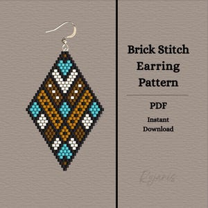 Könnte beinhalten: Ein rautenförmiges Ohrringmuster im Ziegelstich-Design. Der Ohrring hat ein Muster aus braunen, weißen und türkisfarbenen Perlen. Der Text "Brick Stitch Earring Pattern" wird neben dem Ohrring angezeigt, zusammen mit "PDF Instant Download."