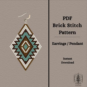Può includere: Un orecchino a forma di diamante con un motivo a punto mattone bianco, verde acqua e marrone. L'orecchino è sospeso a un gancio d'argento. L'immagine include anche il testo "PDF Brick Stitch Pattern Earrings / Pendant Instant Download."