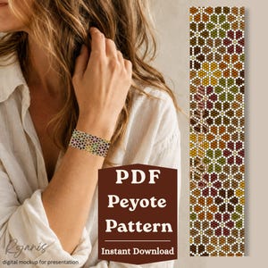 Pode incluir: Um padrão de peyote em PDF digital com um design geométrico floral repetitivo em tons de castanho, dourado, verde e bordeaux. O padrão é exibido como uma tira vertical e como uma pulseira num pulso, com o texto PDF Peyote Pattern.