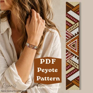 Può includere: Un modello peyote in PDF con un design geometrico composto da perline marroni, bianche e rosso scuro. Il motivo presenta triangoli e linee diagonali ripetute in una griglia. Il testo PDF Peyote Pattern è visibile nell'immagine.