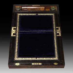 Caja de escritura antigua victoriana con encuadernación de latón en nogal veteado y pendiente de escritura de nácar • Impresionante caja de escritura vintage en nogal veteado