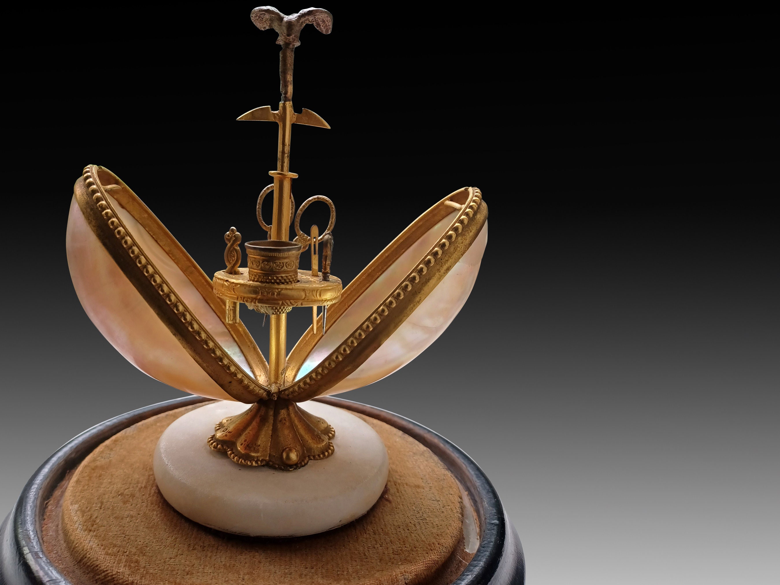 アンティーク パレ ロワイヤルの縫製必需品: 金箔メタルとマザー オブ