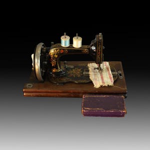Rara macchina da cucire a violino in miniatura, circa 1885 — a manovella con decalcomania floreale di acanto