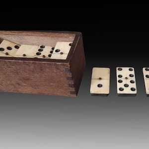 Un Encantador Juego Completo de Dominó Victoriano, en su Caja Original de Madera de Cola de Milano. Hacia. 1890