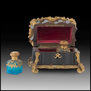 Grand Tour Souvenirs aus dem frühen 19.Jh. Grand Tour Souvenirs Royale Vergoldeter Bronze Fragrance Necessaire mit vergoldeten Opalflaschen und einem Sèvres-Stil-Panel