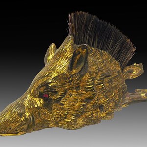 Clip para cartas victoriano de latón dorado con forma de cabeza de jabalí y ojos de vidrio rojo, circa 1850
