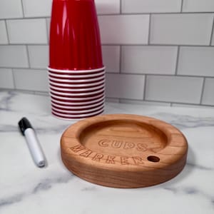 Holz Partytasse Tablett & Marker, roter Solo Tassenhalter, Getränkestation-Organizer für Grillabend, Hochzeit, Spieleabend, Geburtstagsfeier, Halloween-Party