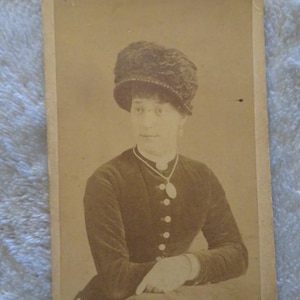Antique CDV Photo Young Woman - Photographer David Hum And Co (london Sheffield)
