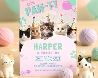 Op de afbeelding: Een rechthoekige verjaardagsuitnodigingskaart met een roze achtergrond en vijf kittens met kleurrijke, gestippelde feesthoedjes. De tekst luidt LET'S PAW-TY, HARPER IS TURNING TWO, SAT 22 OCT, 2:00PM - 4:00PM, THE BOUNCE HOUSE, TORONTO, RSVP TO SARAH 123-123-1234.