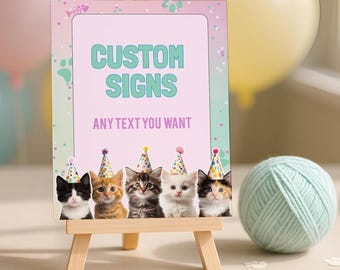 Puede incluir: Un letrero rectangular sobre un caballete de madera con fondo rosa claro y un borde de huellas y estrellas color verde azulado. El texto dice CUSTOM SIGNS y ANY TEXT YOU WANT. Cinco gatitos con gorros de fiesta están alineados abajo.