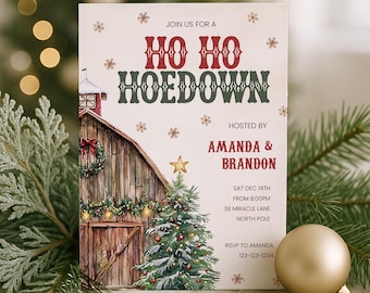 Könnte beinhalten: Eine rechteckige Einladungskarte mit einer rustikalen Holzscheune, einem Weihnachtskranz und einem geschmückten Tannenbaum. Der Text lautet: JOIN US FOR A HO HO HOEDOWN, HOSTED BY AMANDA & BRANDON, SAT DEC 14TH FROM 8:00PM, 38 MIRACLE LANE, NORTH POLE, RSVP TO AMANDA 123-123-1234.