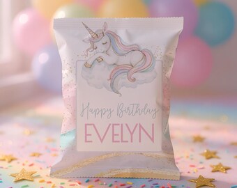 Puede incluir: Una bolsa de aperitivos rectangular con fondo blanco y un unicornio de colores pastel durmiendo sobre una nube. El texto dice Happy Birthday EVELYN en letras grises y rosas. La bolsa está decorada con detalles de purpurina dorada.