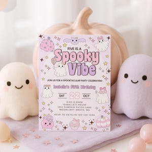Puede incluir: Una tarjeta de invitación de cumpleaños rectangular con fondo morado claro que presenta fantasmas, calabazas, estrellas y murciélagos de dibujos animados. El texto dice: Five is a Spooky Vibe, Isabella's Fifth Birthday, Sat 22 Oct.