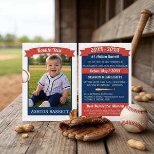 Könnte beinhalten: Eine Meilensteinkarte im Baseball-Design mit einem Foto eines Babys im Trikot, Text wie Rookie Year, Ashton Barrett, Saison-Highlights und Angaben wie 76 cm und 10 kg, präsentiert neben einem Baseball und einem Lederhandschuh.