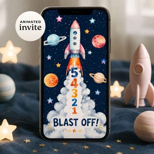 Puede incluir: Una pantalla de smartphone que muestra una invitación animada con temática espacial con un cohete despegando hacia un cielo estrellado azul oscuro. El cohete deja una estela de humo con los números 5, 4, 3, 2, 1 y el texto BLAST OFF!