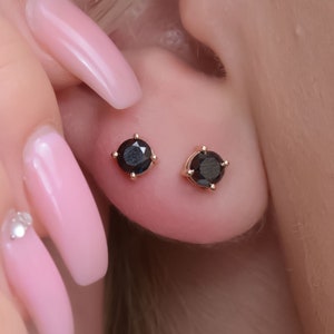 Orecchini con diamanti neri, orecchini a bottone con diamanti neri in oro 14K, orecchini a bottone con diamanti neri con incastonatura a griffe, orecchini a bottone con diamanti neri autentici