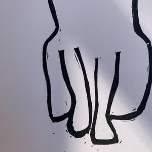 Pu&ograve; includere: Disegno a linea in bianco e nero di una figura umana stilizzata con tre gambe.