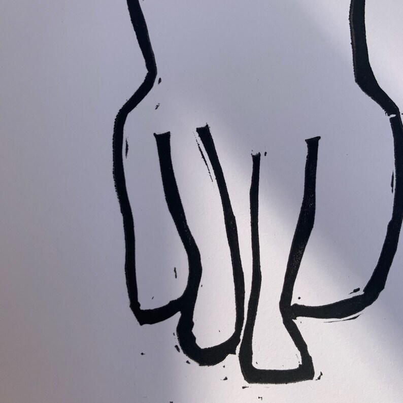 Pu&ograve; includere: Disegno a linea in bianco e nero di una figura umana stilizzata con tre gambe.