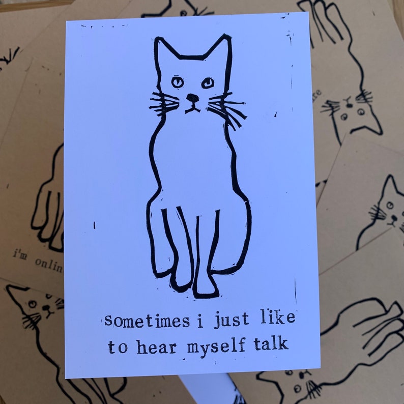 Pu&ograve; includere: Un'illustrazione in bianco e nero di un gatto seduto con il testo "sometimes I just like to hear myself talk" sotto.